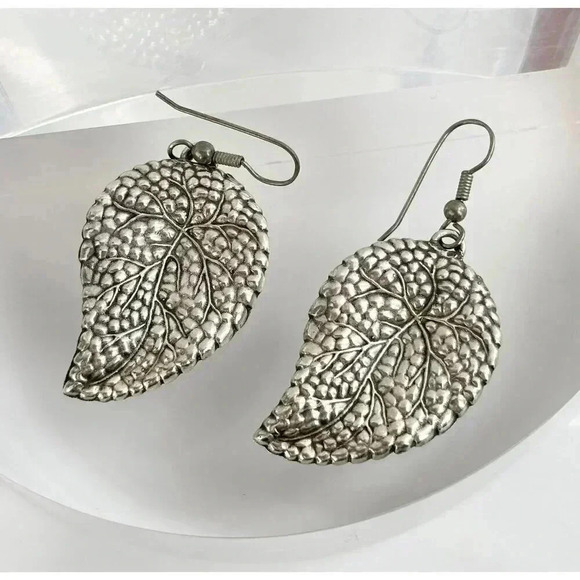 Silver Tone Vintage Leaf Shape Textured Dangle Earrings - Picture 1 of 10